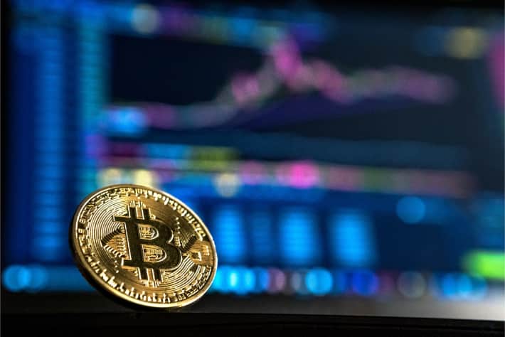 WannaCry fidye yazılımı saldırısında talep edilen fidyeyi temsil eden, bir dizüstü bilgisayar ekranının karşısındaki Bitcoin simgesi