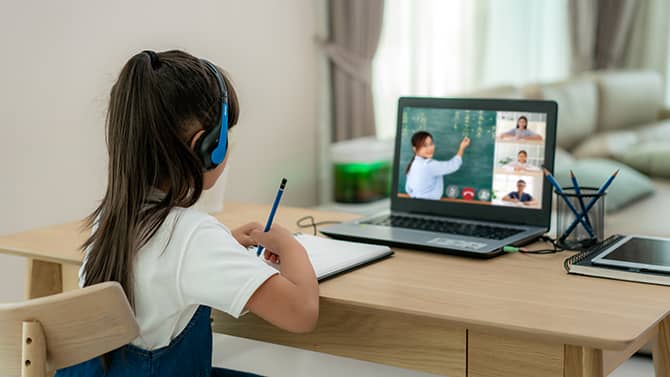 Çocukların Çevrimiçi Gizliliğini Koruma Yasası'nın amacı, 13 yaş altındaki çocukları kişisel bilgilerinin İnternette toplanmasına karşı korumaktır. Görüntüde, uzaktan öğrenme için dizüstü bilgisayarını kullanan küçük bir kız gösterilmektedir.